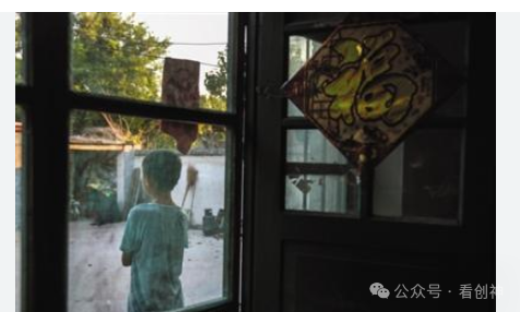 <strong>警方通报2岁男童独自陪妈妈尸体数天,其父亲已将孩子带回家。当</strong>