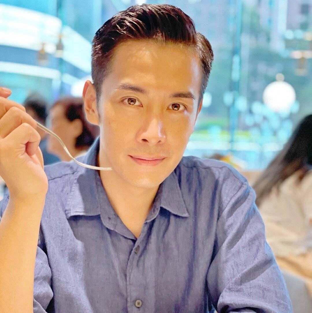 <strong>43岁港星赴印度出家 剃发照片曝光</strong>