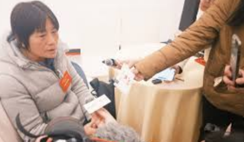 <strong>水庆霞:希望学生多去操场玩耍</strong>