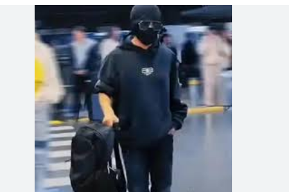 <strong>王宝强机场变身潮男</strong>